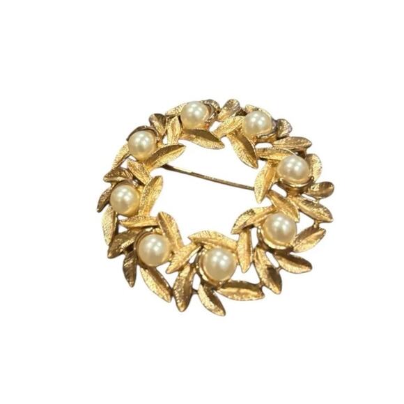 Avon Jewelry - Vintage Avon Gold Tone Wreath Brooch Faux Pearl Floral Pin Signed